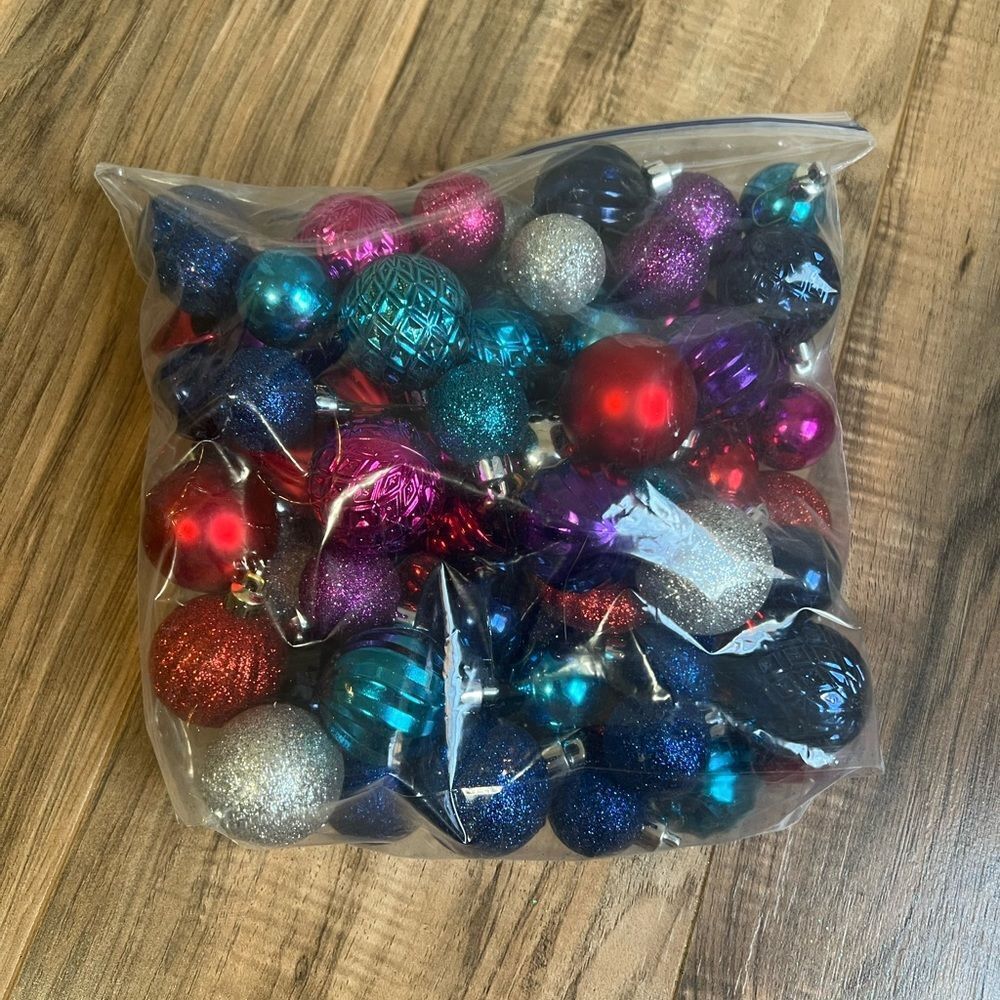 Bag of ornaments‎